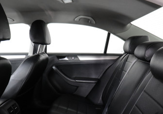 Подержанный автомобиль Volkswagen Jetta Sedan 2015 года (10 фото)