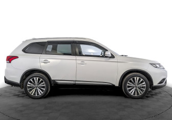 Подержанный автомобиль Mitsubishi Outlander 2019 года (4 фото)
