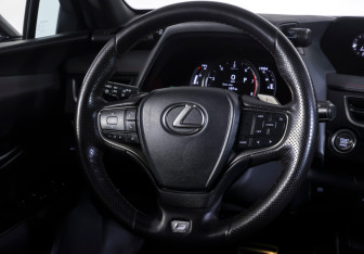 Подержанный автомобиль Lexus UX 2019 года (13 фото)