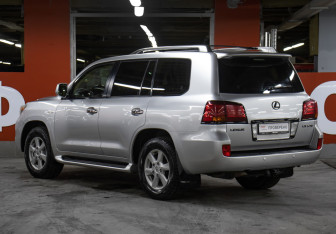 Подержанный автомобиль Lexus LX 2009 года (7 фото)
