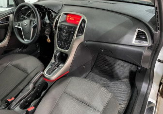 Подержанный автомобиль Opel Astra Hatchback 2011 года (11 фото)