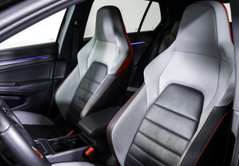 Подержанный автомобиль Volkswagen Golf GTI Hatchback 2021 года (13 фото)