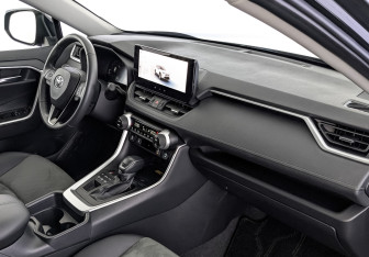 Подержанный автомобиль Toyota RAV4 2024 года (13 фото)