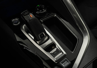 Подержанный автомобиль Peugeot 3008 2018 года (15 фото)
