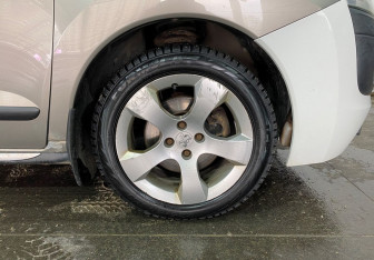 Подержанный автомобиль Peugeot 3008 2010 года (14 фото)