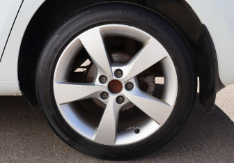 Подержанный автомобиль Skoda Rapid Liftback 2014 года (9 фото)