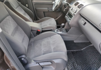 Подержанный автомобиль Volkswagen Touran 2012 года (9 фото)