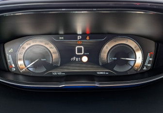 Подержанный автомобиль Peugeot 3008 2018 года (16 фото)