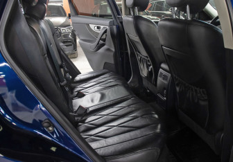 Подержанный автомобиль Infiniti QX70 2013 года (12 фото)