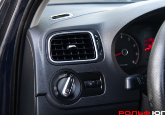 Подержанный автомобиль Volkswagen Polo Sedan 2013 года (17 фото)