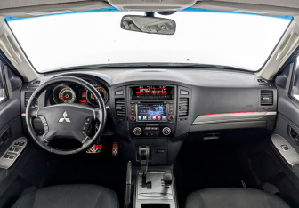Подержанный автомобиль Mitsubishi Pajero 2014 года (14 фото)