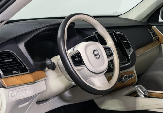 Подержанный автомобиль Volvo XC90 2021 года (13 фото)
