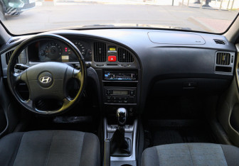 Подержанный автомобиль Hyundai Elantra Sedan 2004 года (8 фото)