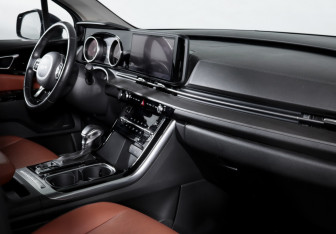 Подержанный автомобиль Kia Carnival 2023 года (9 фото)