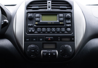 Подержанный автомобиль Toyota RAV4 2005 года (14 фото)