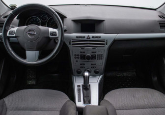 Подержанный автомобиль Opel Astra Wagon 2011 года (13 фото)