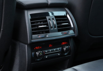 Подержанный автомобиль BMW X5 2013 года (22 фото)