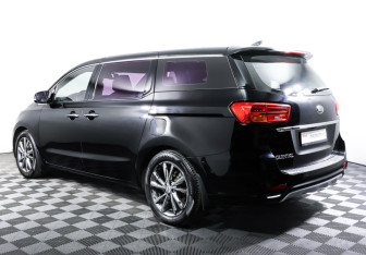 Подержанный автомобиль Kia Carnival 2018 года (7 фото)