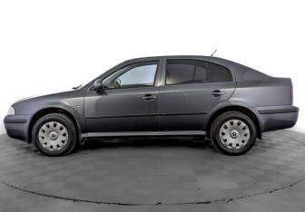 Подержанный автомобиль Skoda Octavia Liftback 2010 года (8 фото)