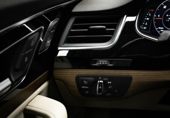 Подержанный автомобиль Audi Q7 2016 года (14 фото)