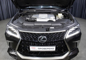 Подержанный автомобиль Lexus LX 2017 года (9 фото)