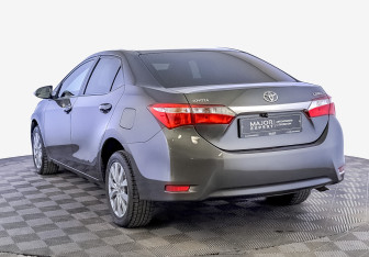 Подержанный автомобиль Toyota Corolla Sedan 2015 года (7 фото)