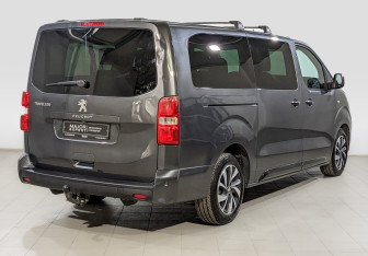 Подержанный автомобиль Peugeot Traveller 2020 года (5 фото)