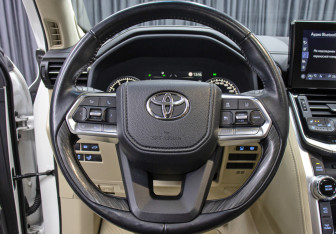 Подержанный автомобиль Toyota Land Cruiser Suv 2021 года (17 фото)