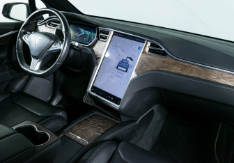 Подержанный автомобиль Tesla Model X 2018 года (11 фото)