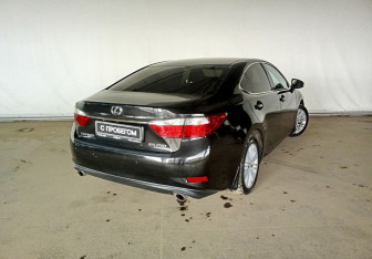 Подержанный автомобиль Lexus ES 2014 года (6 фото)