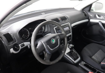Подержанный автомобиль Skoda Octavia Liftback 2011 года (5 фото)