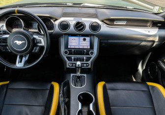 Подержанный автомобиль Ford Mustang Convertible 2018 года (11 фото)