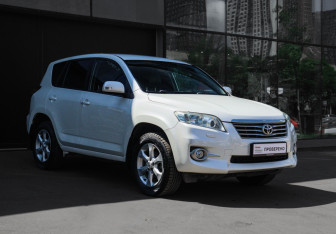 Подержанный автомобиль Toyota RAV4 2011 года (3 фото)