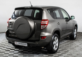 Подержанный автомобиль Toyota RAV4 2011 года (5 фото)