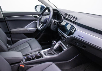 Подержанный автомобиль Audi Q3 2021 года (10 фото)