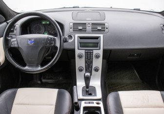 Подержанный автомобиль Volvo S40 2010 года (13 фото)