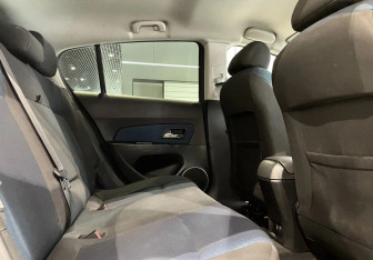 Подержанный автомобиль Chevrolet Cruze Hatchback 2013 года (12 фото)