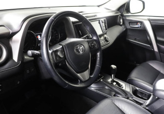 Подержанный автомобиль Toyota RAV4 2017 года (7 фото)