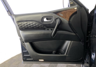 Подержанный автомобиль Infiniti QX80 2019 года (26 фото)