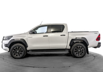 Подержанный автомобиль Toyota Hilux 2021 года (8 фото)