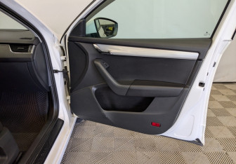 Подержанный автомобиль Skoda Octavia Liftback 2013 года (22 фото)