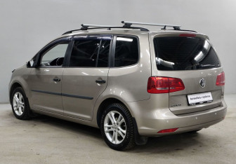 Подержанный автомобиль Volkswagen Touran 2013 года (7 фото)