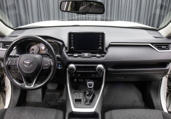 Подержанный автомобиль Toyota RAV4 2020 года (14 фото)