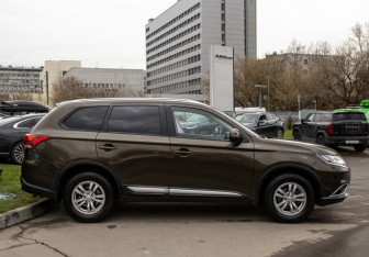 Подержанный автомобиль Mitsubishi Outlander 2018 года (3 фото)