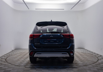 Подержанный автомобиль Mitsubishi Outlander 2021 года (6 фото)