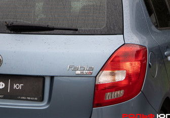 Подержанный автомобиль Skoda Fabia Hatchback 2008 года (20 фото)