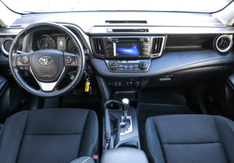 Подержанный автомобиль Toyota RAV4 2015 года (13 фото)