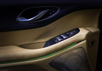 Подержанный автомобиль Voyah Dream 2023 года (19 фото)