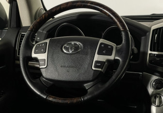 Подержанный автомобиль Toyota Land Cruiser Suv 2013 года (12 фото)