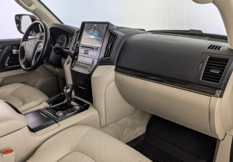 Подержанный автомобиль Toyota Land Cruiser Suv 2020 года (13 фото)